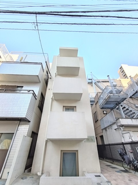 【新宿区早稲田町のマンションの建物外観】