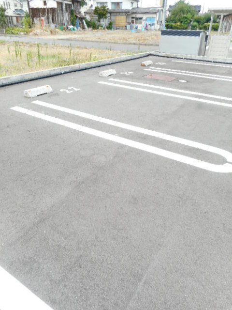 【長岡市今井のアパートの駐車場】