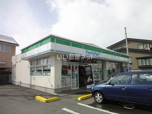 コンビニ　ファミリーマート　成沢団地店（コンビニ）まで303m
