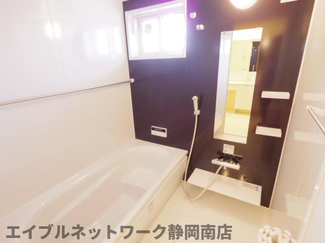 バス・シャワールーム　落ち着いた空間のお風呂です