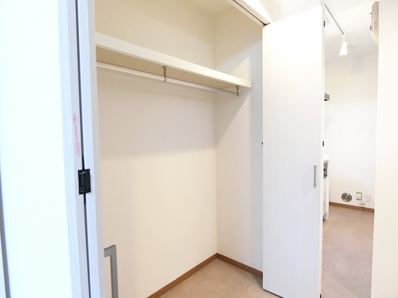 収納　便利な収納棚付き