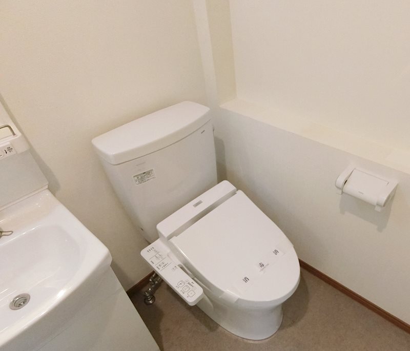 トイレ　独立洗面台横にございます