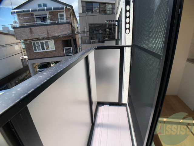 バルコニー　バルコニー。洗濯物がはかどりそうな広さがありますよ。