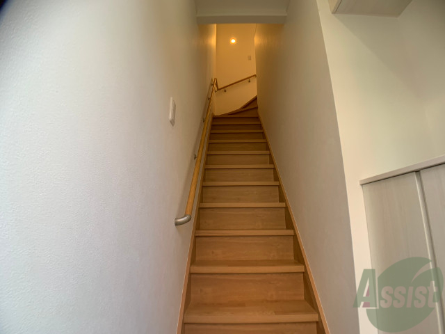 玄関　玄関に入るとすぐに階段があります。手すりも付いてます。