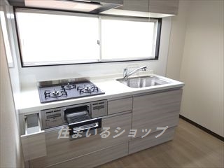 キッチン　３口ガスコンロ・グリル付きシステムキッチン