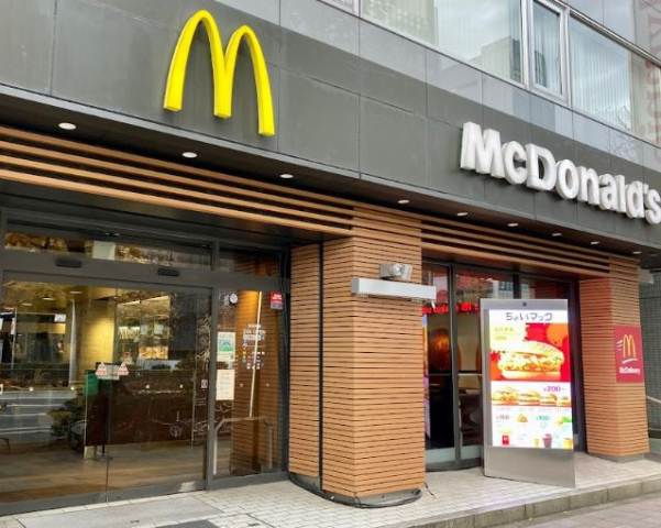 飲食店　マクドナルド青山店（飲食店）まで423m