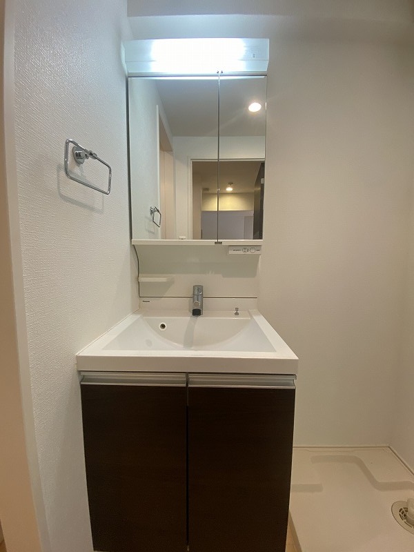 洗面設備　お洒落な洗面化粧台です。