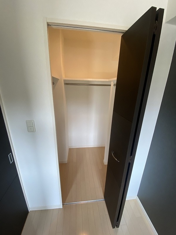 収納　奥行・高さのあるウォークインクローゼットです。