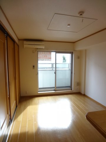 居室・リビング　こちらのリビングで趣味の時間をお楽しみください