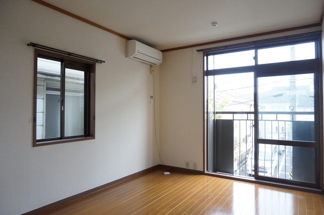 居室・リビング　２面採光なので、明るく風通しのよい過ごしやすいお部屋です♪