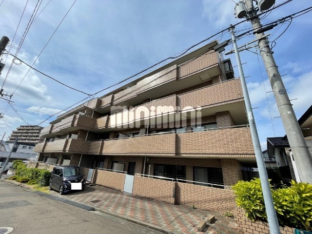 建物外観　４階建てのマンションです。