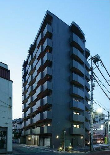 建物外観　鉄筋コンクリート造のがっちりとした建物。