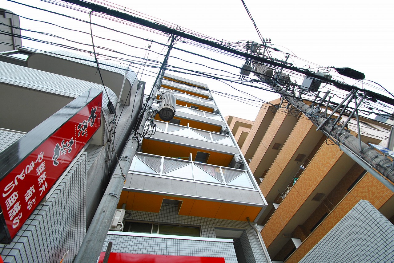 建物外観　デザインの入ったバルコニーが特徴です