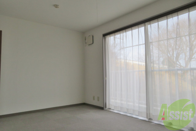 居室・リビング　リビングは７．５帖のカーペットのお部屋になっております。