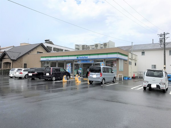 コンビニ　ファミリーマート北名古屋清水店（コンビニ）まで579m