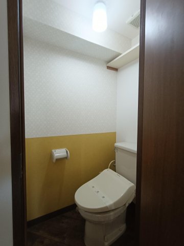 トイレ　バス・トイレ別で、温水洗浄便座もついてます。