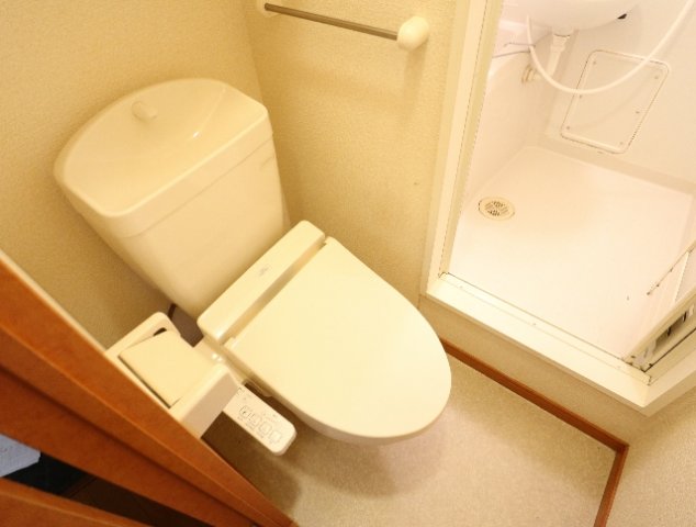 トイレ　落ち着いた色調のトイレです
