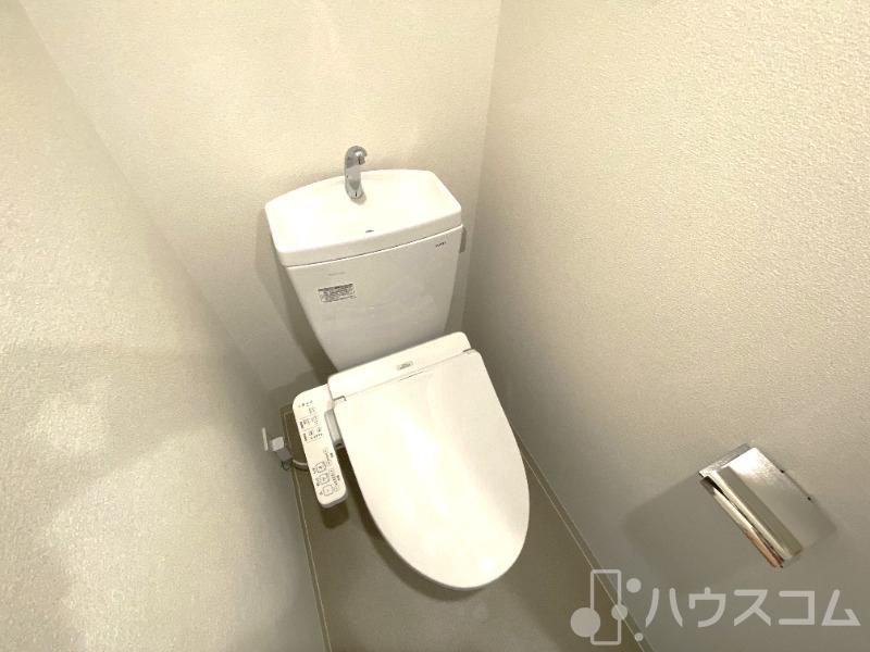 トイレ　上部には棚があり便利です！