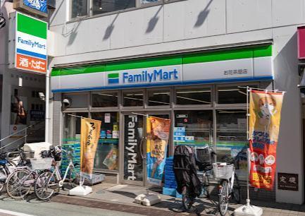 コンビニ　ファミリーマート（コンビニ）まで180m