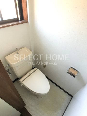 トイレ　落ち着いた色調のトイレです