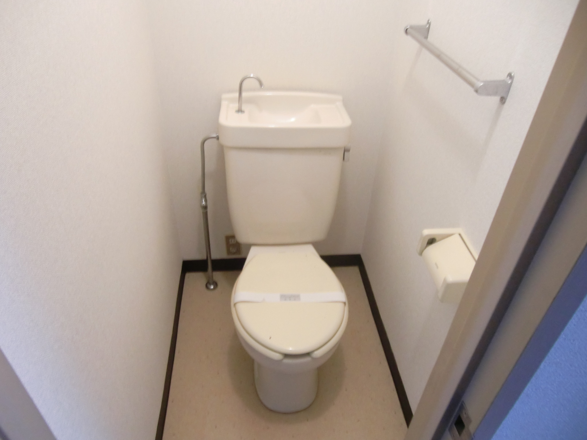 京王線 府中駅 徒歩11分 3階建 築38年のトイレ写真