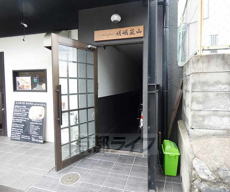 【京都市右京区嵯峨大覚寺門前八軒町のマンションのエントランス】