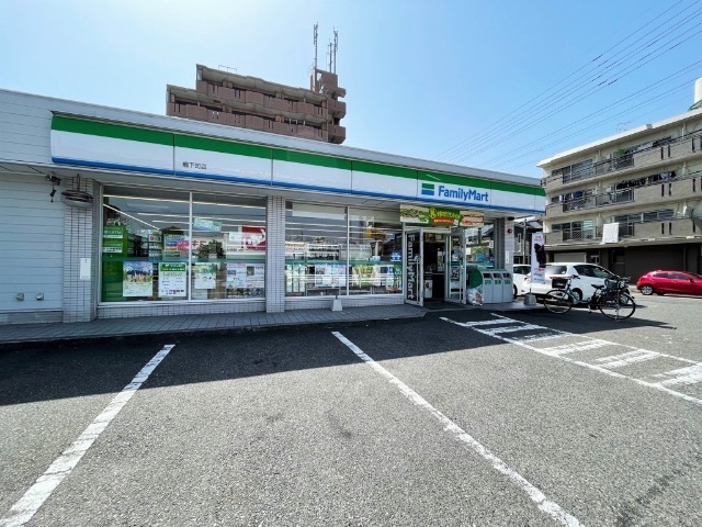 コンビニ　ファミリーマート（柵下町店）（コンビニ）まで590m