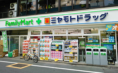 コンビニ　ファミリーマートミヤモトドラッグ南池袋店（コンビニ）まで93m