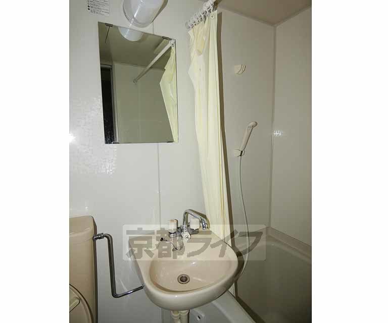 洗面設備　鏡ついております。