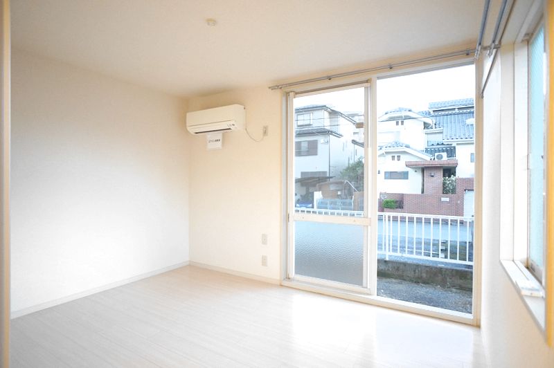 居室・リビング　南側ベランダは駐車場です