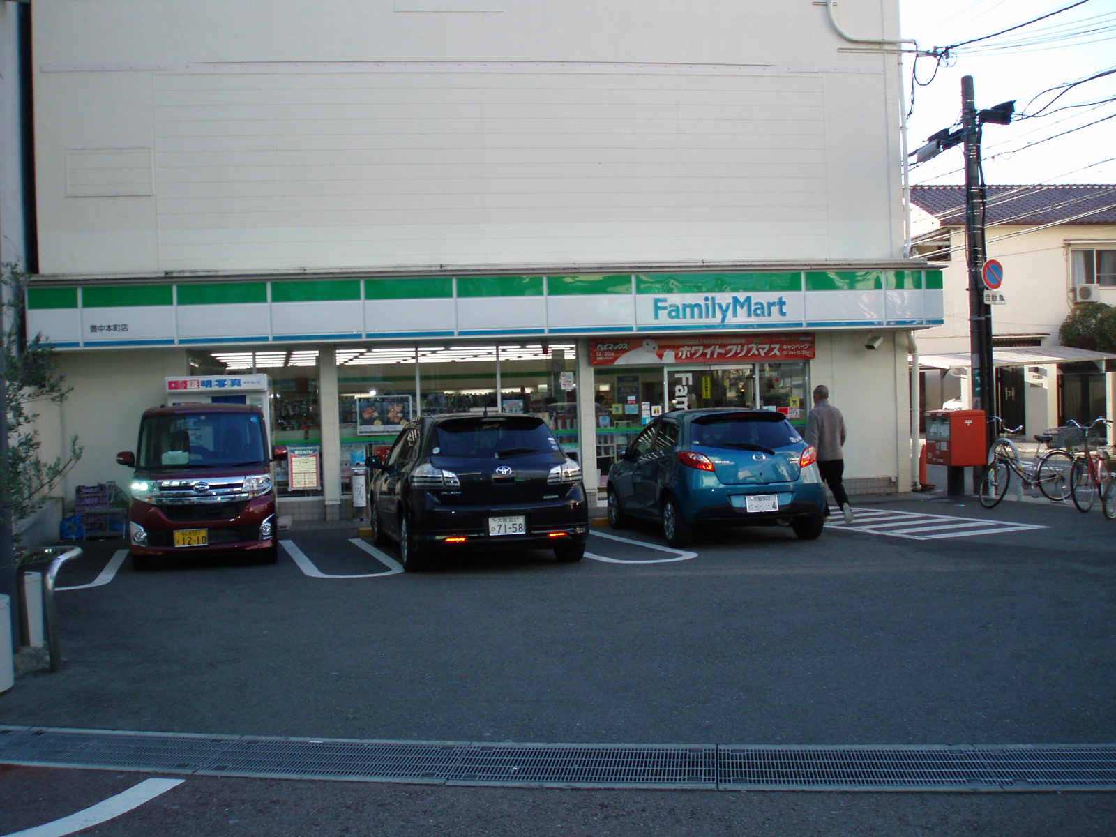 コンビニ　ファミリーマート豊中本町店（コンビニ）まで311m