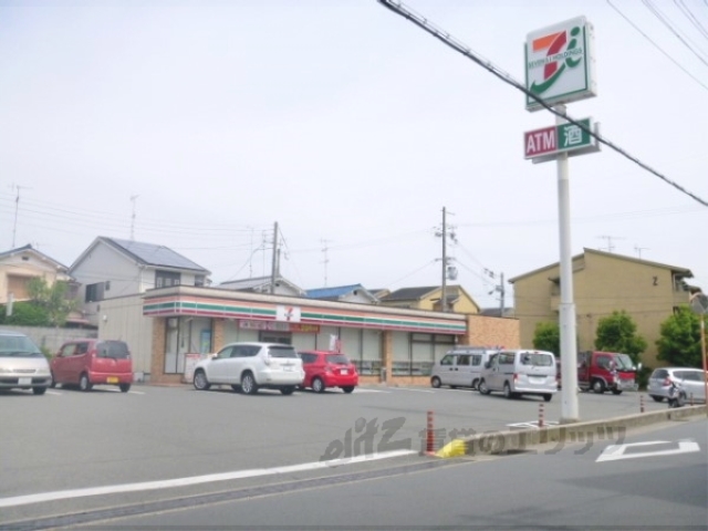 コンビニ　セブンイレブン宇治五ヶ庄店（コンビニ）まで1000m