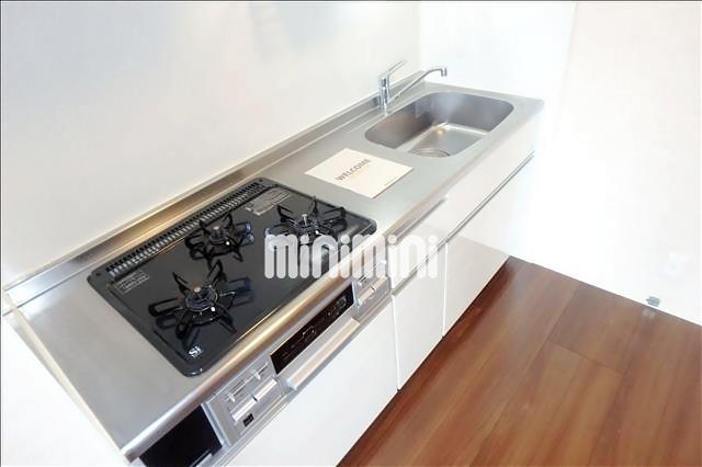 キッチン　３口コンロ付きのシステムキッチンです。