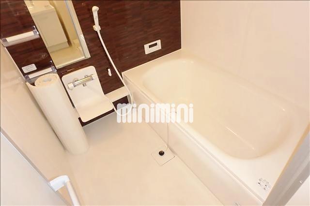 バス・シャワールーム　一日の疲れをゆったり癒す一坪風呂です。