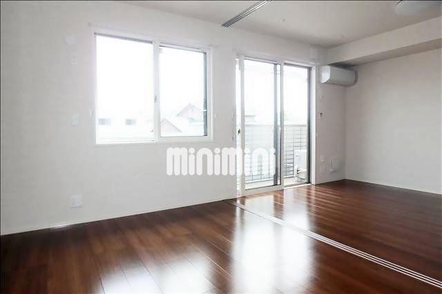 居室・リビング　窓が多く明るい光が差し込みます。