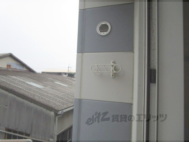 バルコニー　物干し竿掛け