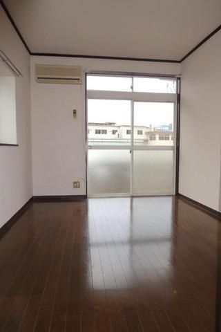 ロックウェル穴川の居間写真