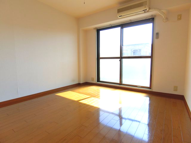 居室・リビング　同物件別部屋