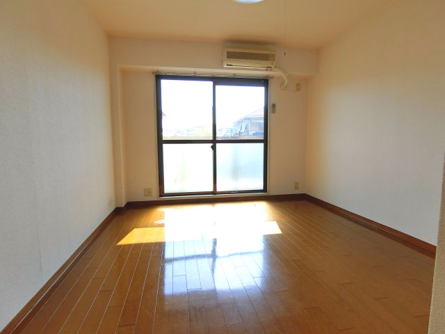 居室・リビング　同物件別部屋