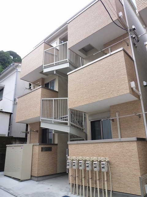 神奈川県横浜市磯子区森２の賃貸アパートの外観