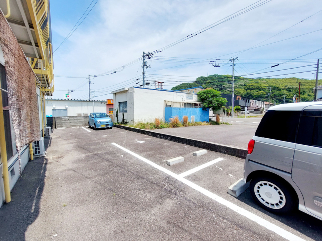 【松山市北斎院町のアパートの駐車場】