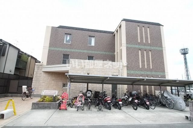 京都市伏見区羽束師志水町のマンションの建物外観