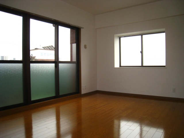 居室・リビング　同物件別部屋