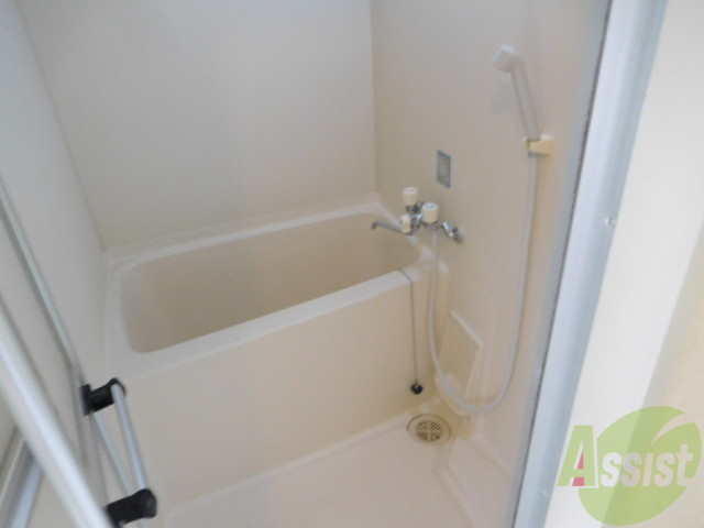 バス・シャワールーム　真っ白浴室