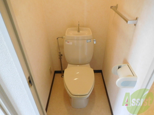 トイレ　タオル掛けもあり綺麗なトイレです