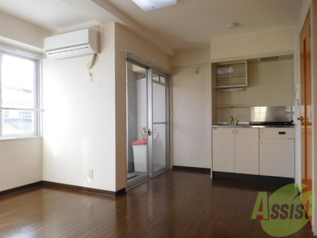 居室・リビング　窓も２箇所あり明るいお部屋です