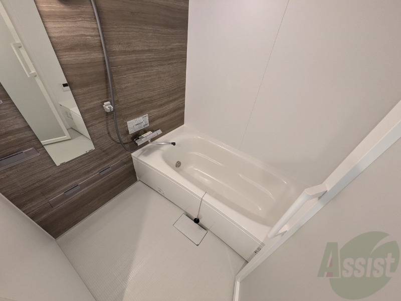 バス・シャワールーム　お風呂です。広々したバスでゆっくりくつろげます。