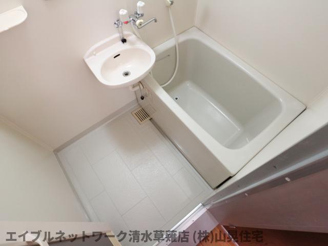 バス・シャワールーム　コンパクトで使いやすいお風呂です