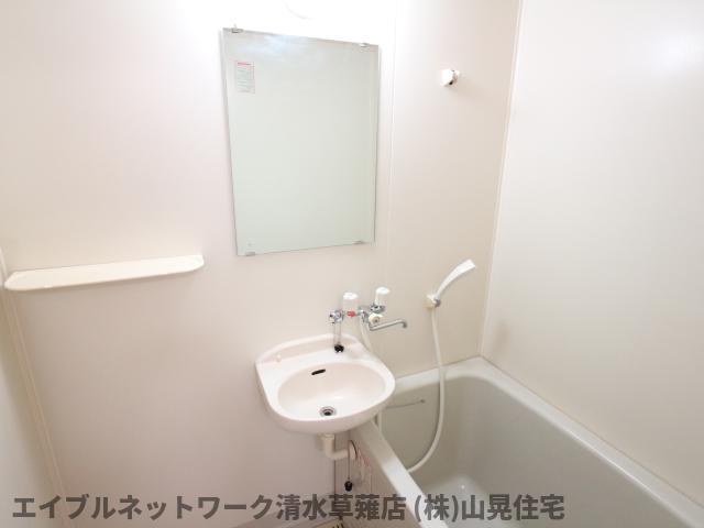 洗面設備　明るい洗面所です