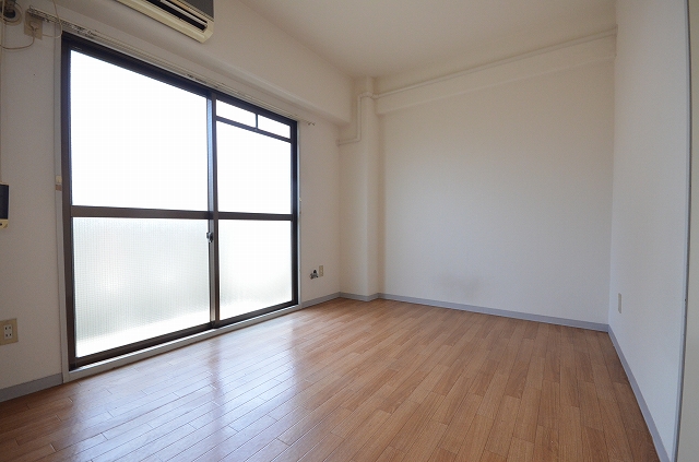 居室・リビング　同物件、別号室の写真です